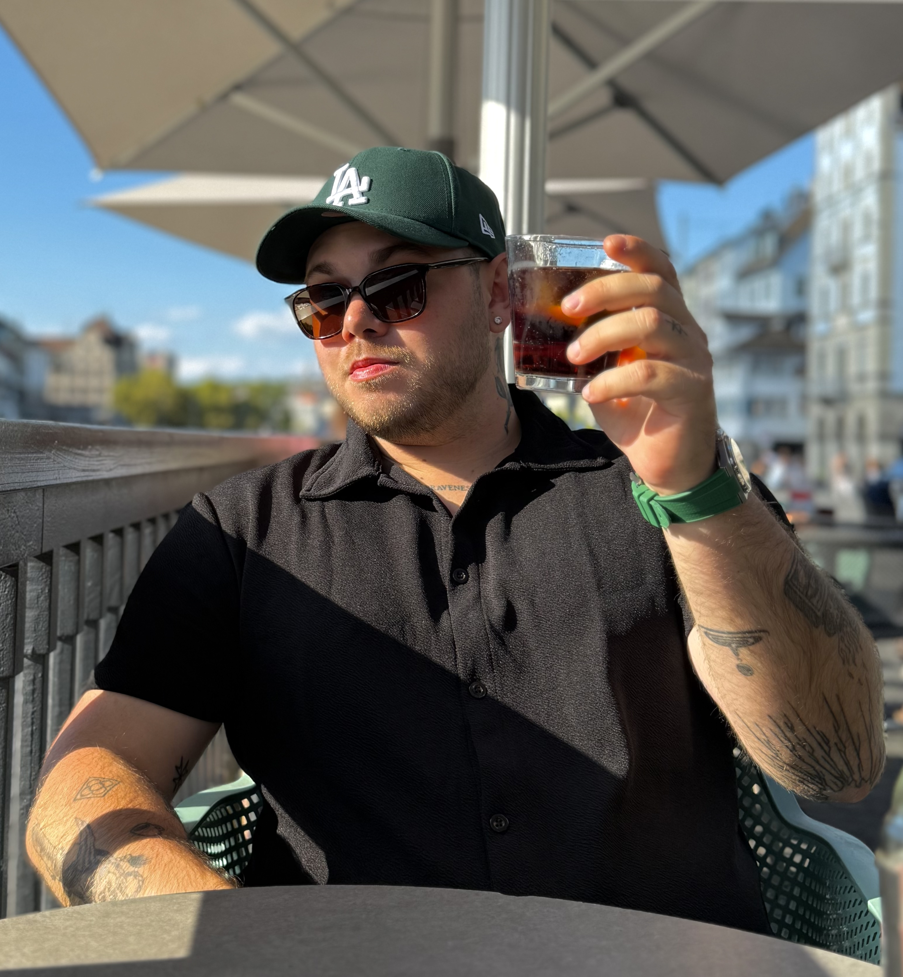 Tim Hofmann – Portrait mit Glas